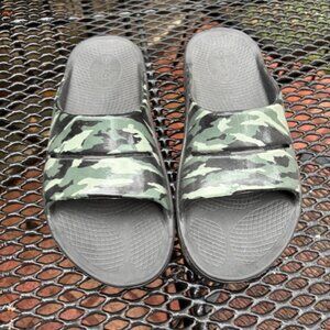 OOFOS Camouflage Slides